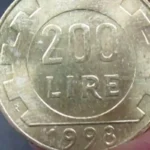 Moneta da 500 lire bimetalliche in primo piano, simbolo di valore collezionistico attuale.