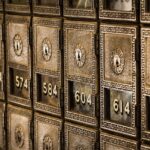 Illustrazione di buoni fruttiferi postali dematerializzati con grafica informativa e simboli di risparmio.