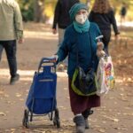 Uomo anziano alla guida, simbolo della patente senior e delle nuove normative europee.