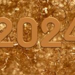 Due caregiver discutono le novità sul bonus e la Legge 104 per il 2025, con documenti e computer.