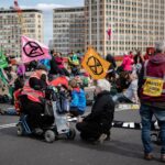 Persona con disabilità che consulta documenti sui diritti dell'invalidità civile al 74%.