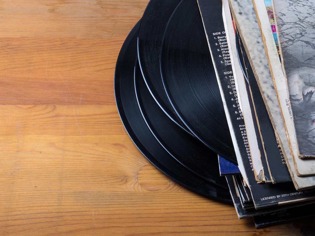 Dischi in vinile rari italiani, evidenziati per il loro valore superiore ai 1000€.