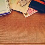 Immagine di una famiglia in vacanza con valigie, simbolo di viaggi con il bonus Legge 104.