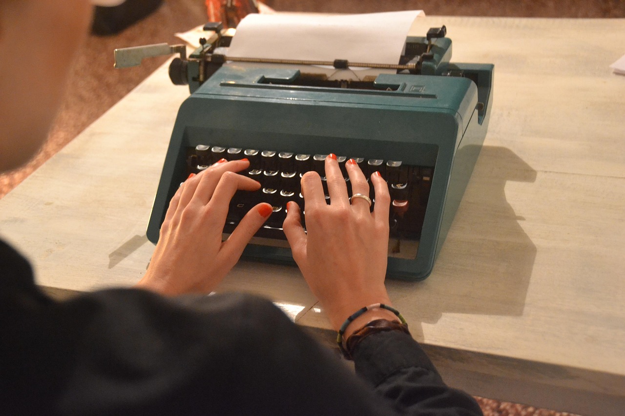 Olivetti Lettera 22, icona di design, su una scrivania vintage con carta e penna.