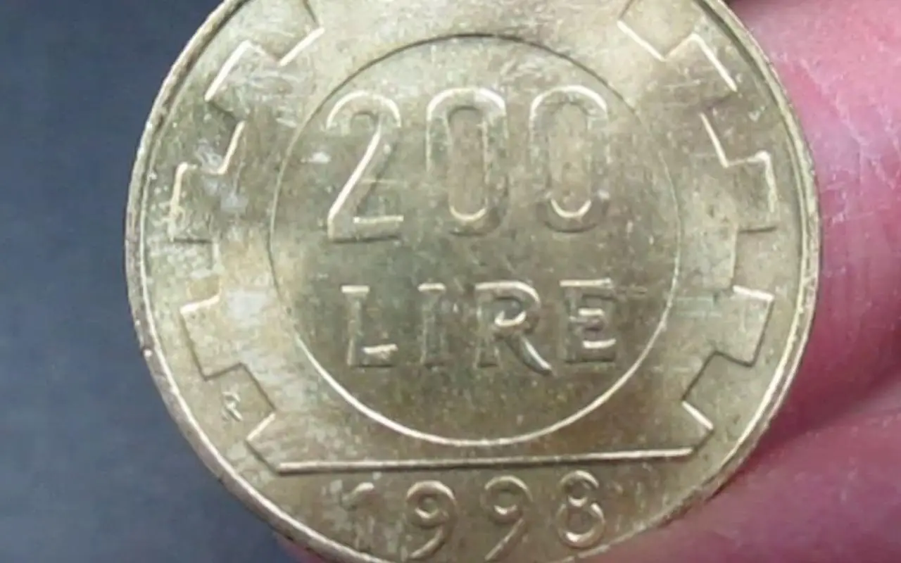 Monete italiane da 1000 Lire con dettagli storici, simbolo di valore collezionistico.