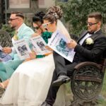 Concorrente e pacchista di Affari Tuoi durante il gioco, con premi e domande sullo sfondo.