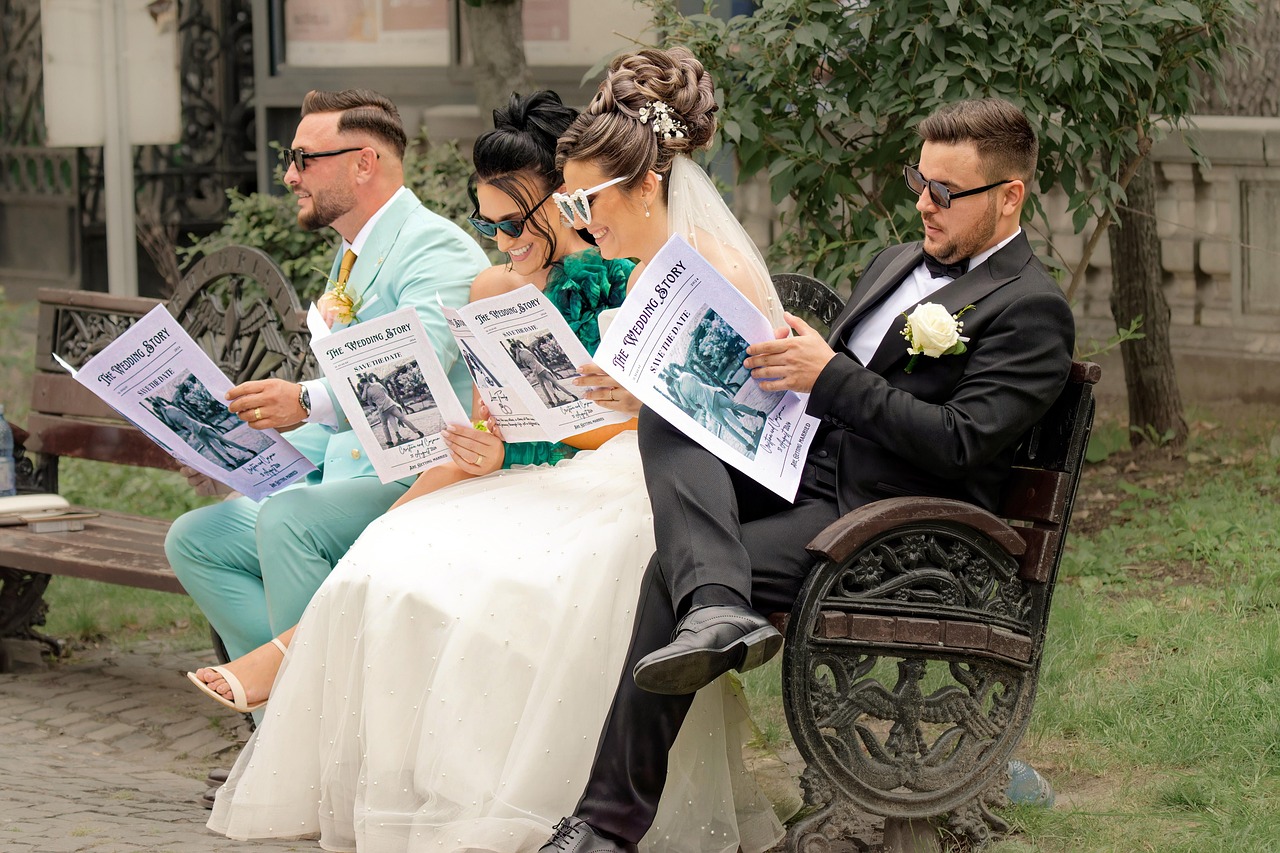 Concorrente e pacchista di Affari Tuoi durante il gioco, con premi e domande sullo sfondo.