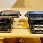 Collezione di vecchie macchine da scrivere vintage in mostra, simbolo di storia e valore collezionistico.
