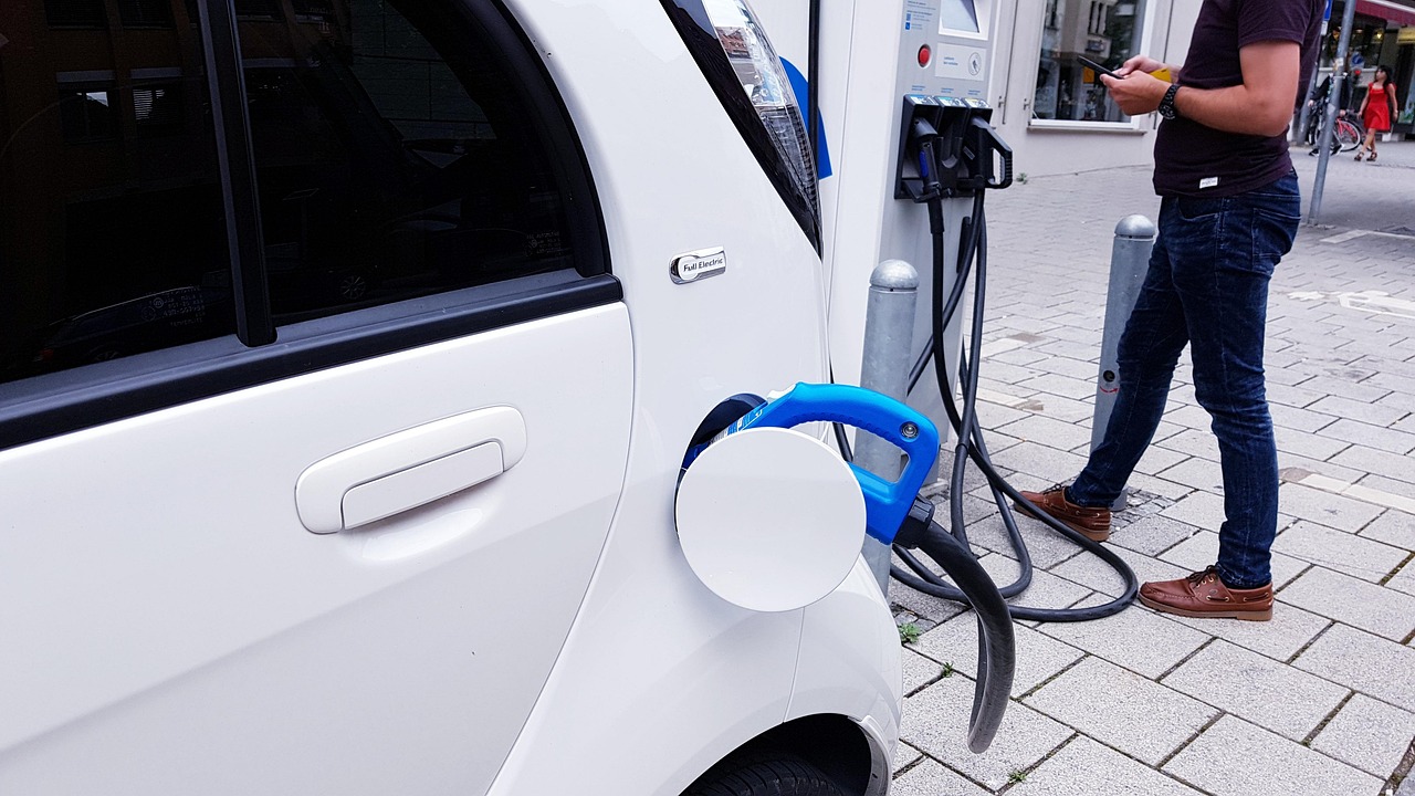 Auto elettriche in esposizione, simbolo del dibattito sugli incentivi e sull'acquisto nel mercato attuale.