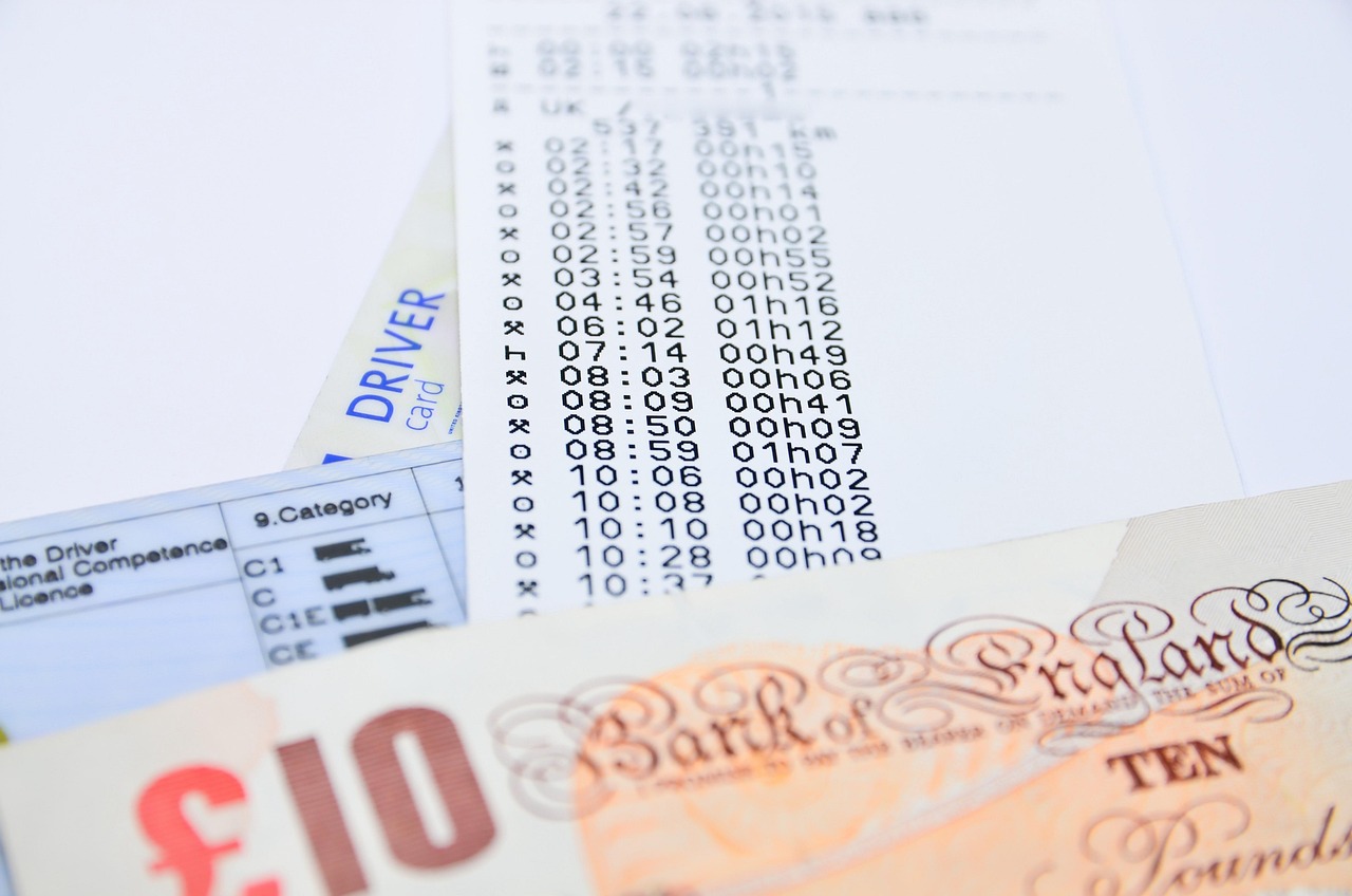 Auto parcheggiata con cartello "Esente bollo": scopri se puoi risparmiare sul pagamento annuale.