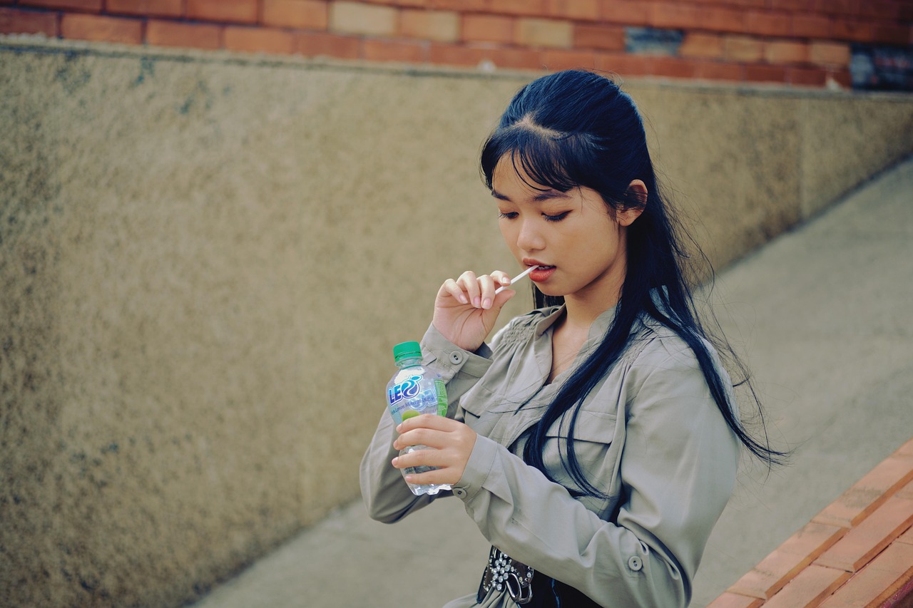 Uomo che beve acqua rapidamente, mostrando un'espressione di disagio allo stomaco.