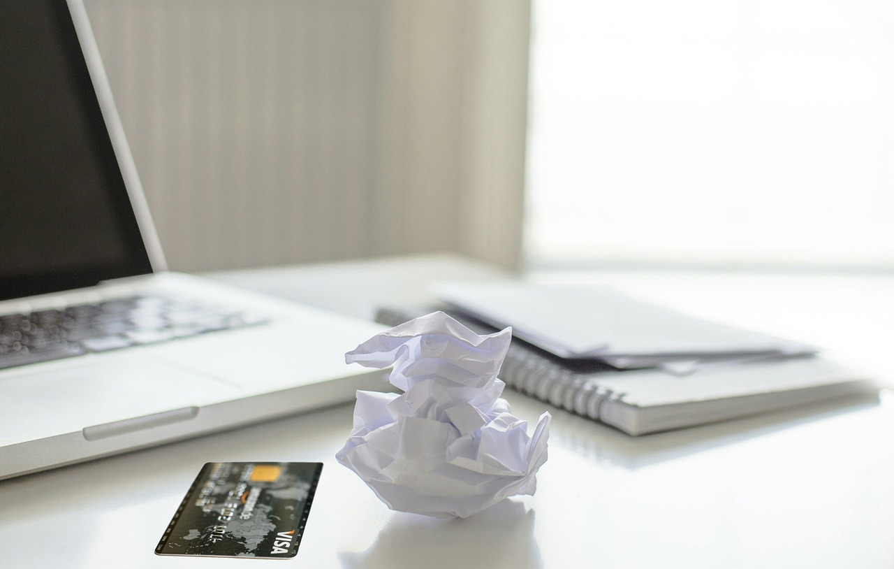 Immagine che illustra il processo di un bonifico internazionale e i motivi di possibile blocco.