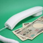 Pensionati sorridenti con buste paga, rappresentano l'arrivo dei soldi arretrati.