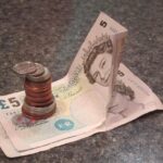 Pensionati discutono di un'importante scadenza per l'aumento della pensione.