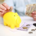 Grafico che mostra l'aumento del tasso di interesse e le strategie per gestire i risparmi.