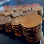 Moneta da 50 centesimi rara che può valere 10.000 euro, esposta su uno sfondo neutro.