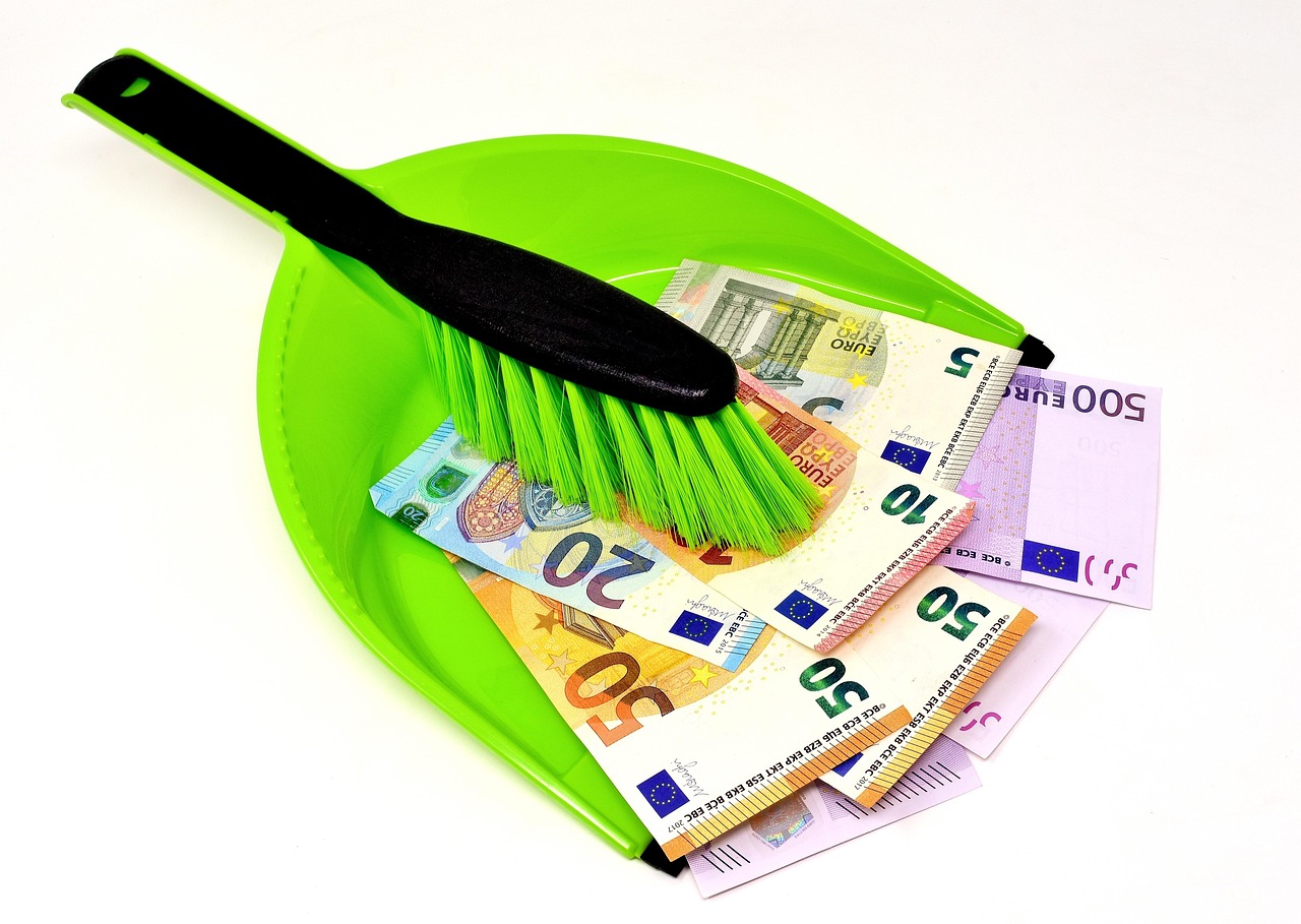 Inquilino che esamina un contratto d'affitto, simbolo di affitti in nero e diritti legali.