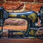Immagine di una vecchia macchina da cucire vintage, simbolo di artigianato e valore collezionistico.